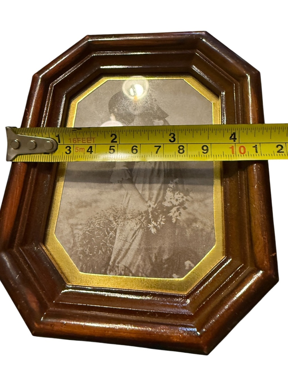 vintage octagonal wood-finish photo frame features a classic portrait insert and - Picture 6 of 11